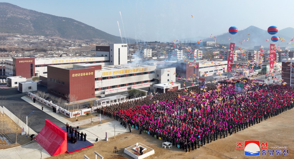 구월산기슭에 펼쳐진 인민의 경사,넘치는 기쁨