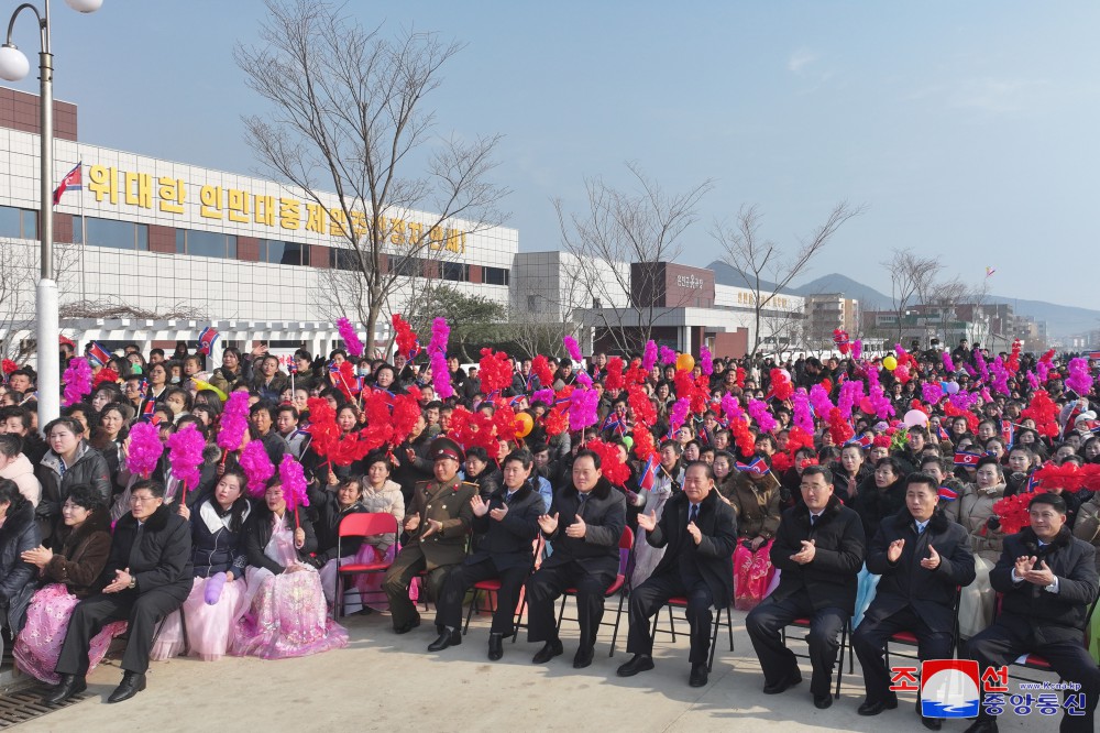 구월산기슭에 펼쳐진 인민의 경사,넘치는 기쁨