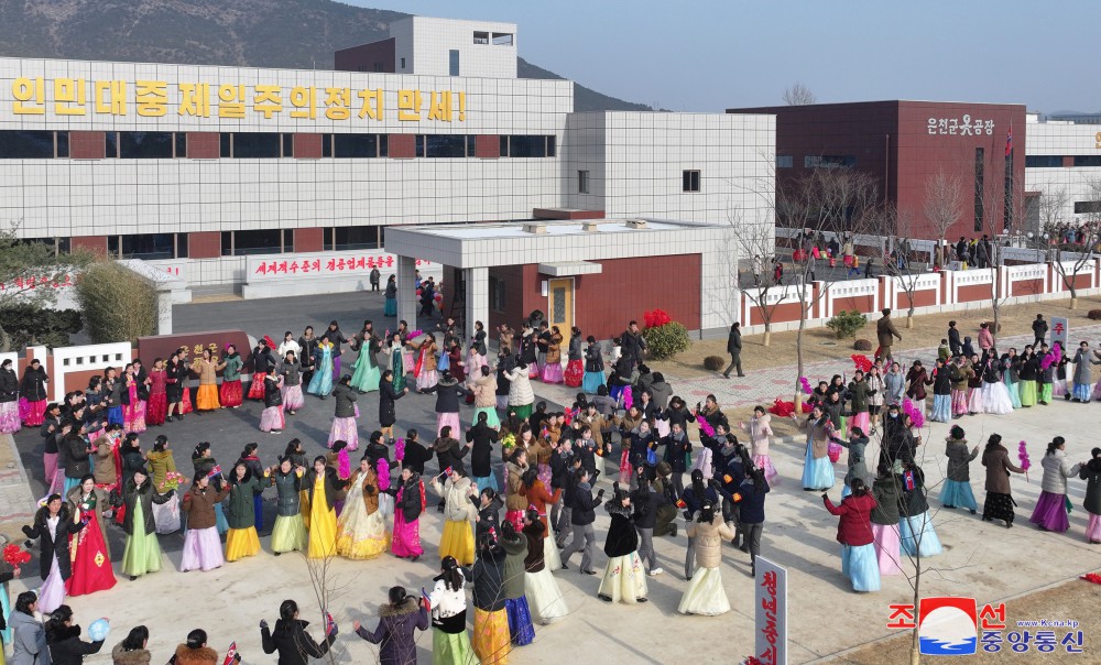 구월산기슭에 펼쳐진 인민의 경사,넘치는 기쁨