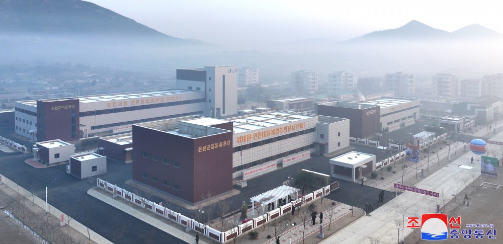 구월산기슭에 펼쳐진 인민의 경사,넘치는 기쁨