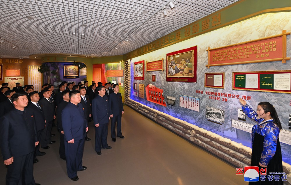 Youth League Officials Visit Youth Movement Museum