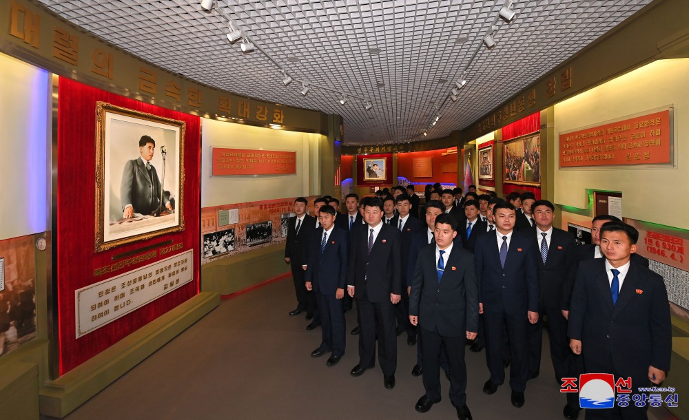 Youth League Officials Visit Youth Movement Museum