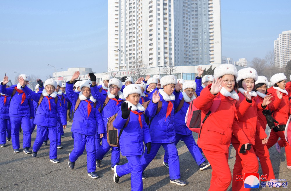 전국학생소년들의 광복의 천리길답사행군 시작