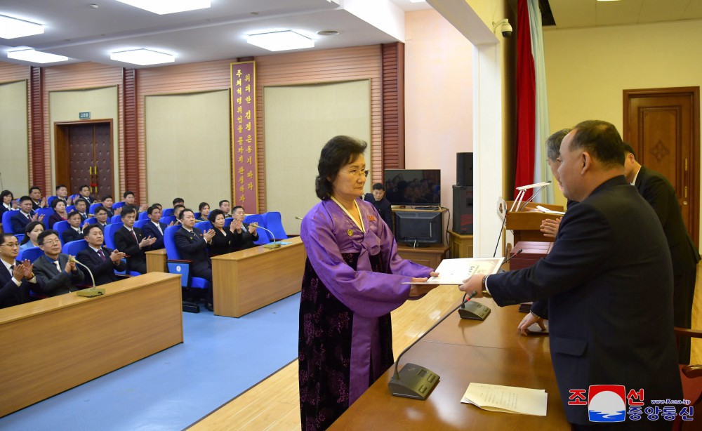 지식인들에게 국가학위학직 수여