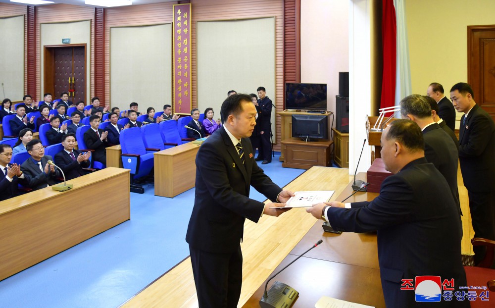 지식인들에게 국가학위학직 수여