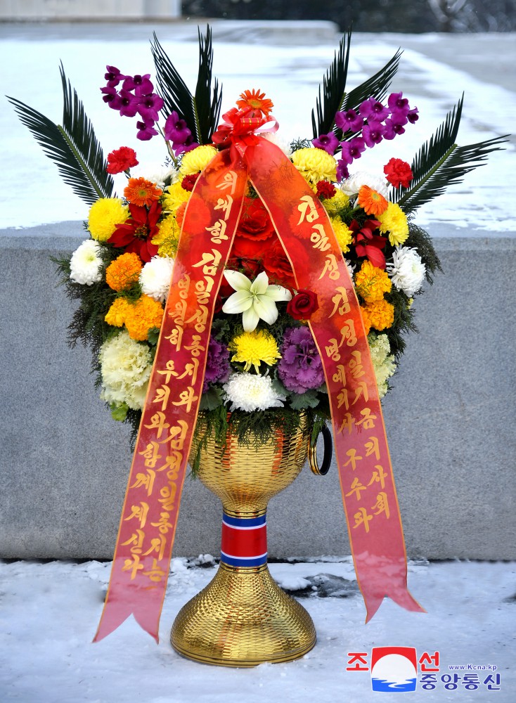 Floral Baskets to Statues of Great Leaders from Abroad