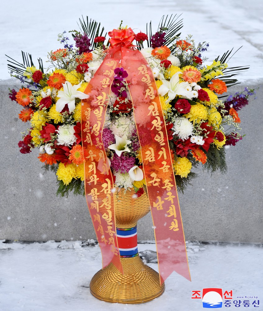 Floral Baskets to Statues of Great Leaders from Abroad