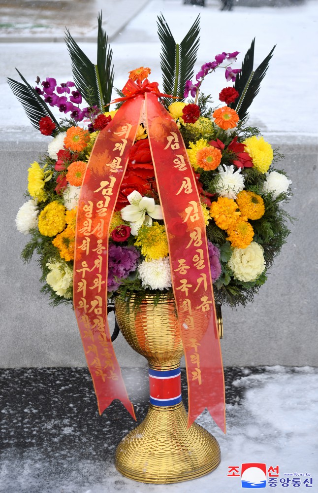 Floral Baskets to Statues of Great Leaders from Abroad