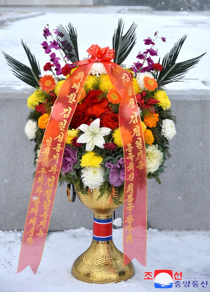 Floral Baskets to Statues of Great Leaders from Abroad