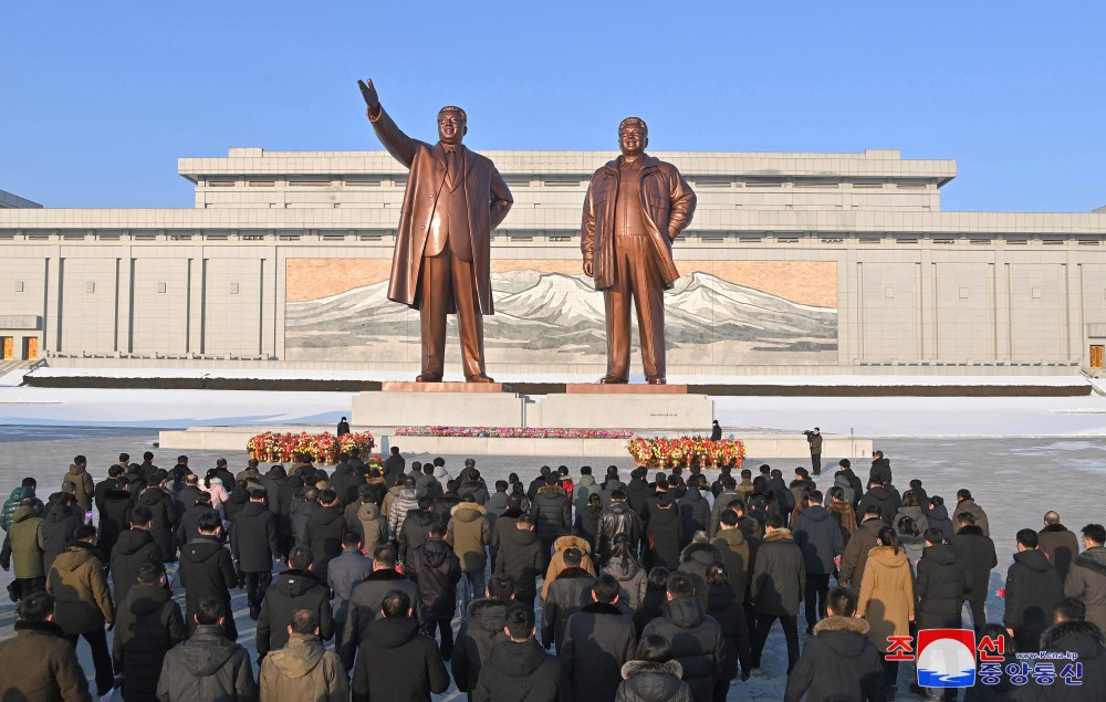 위대한 수령 김일성동지와 위대한 령도자 김정일동지의 동상에 일군들과 근로자들,인민군장병들과 청소년학생들 꽃바구니 진정