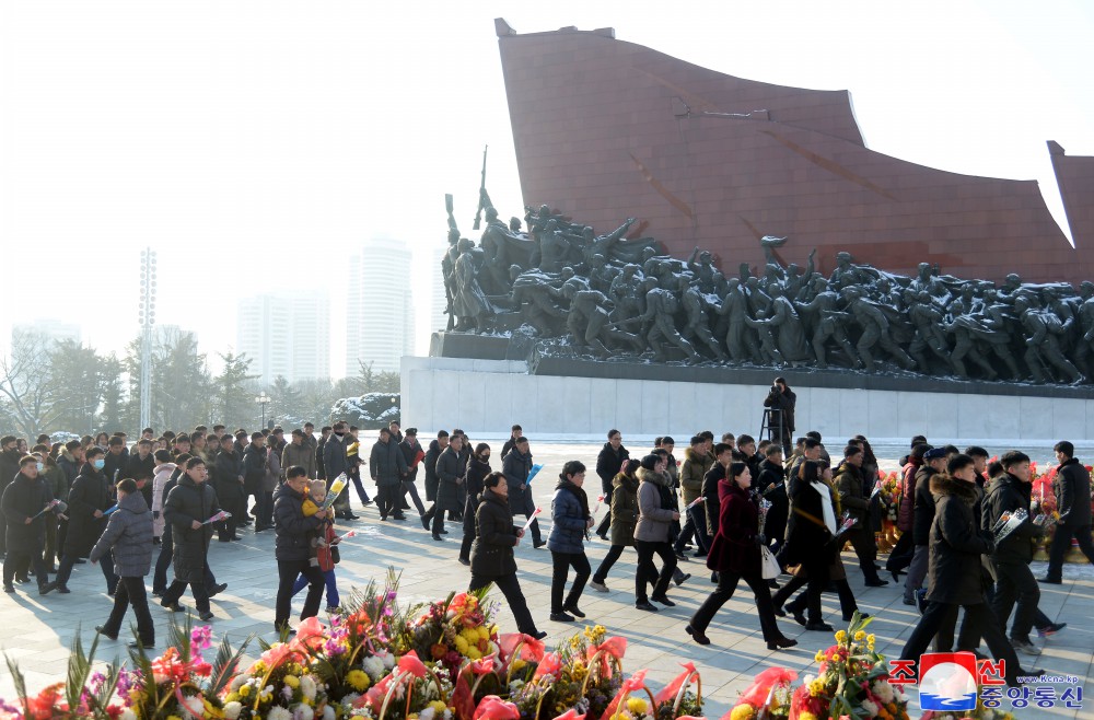 위대한 수령 김일성동지와 위대한 령도자 김정일동지의 동상에 일군들과 근로자들,인민군장병들과 청소년학생들 꽃바구니 진정