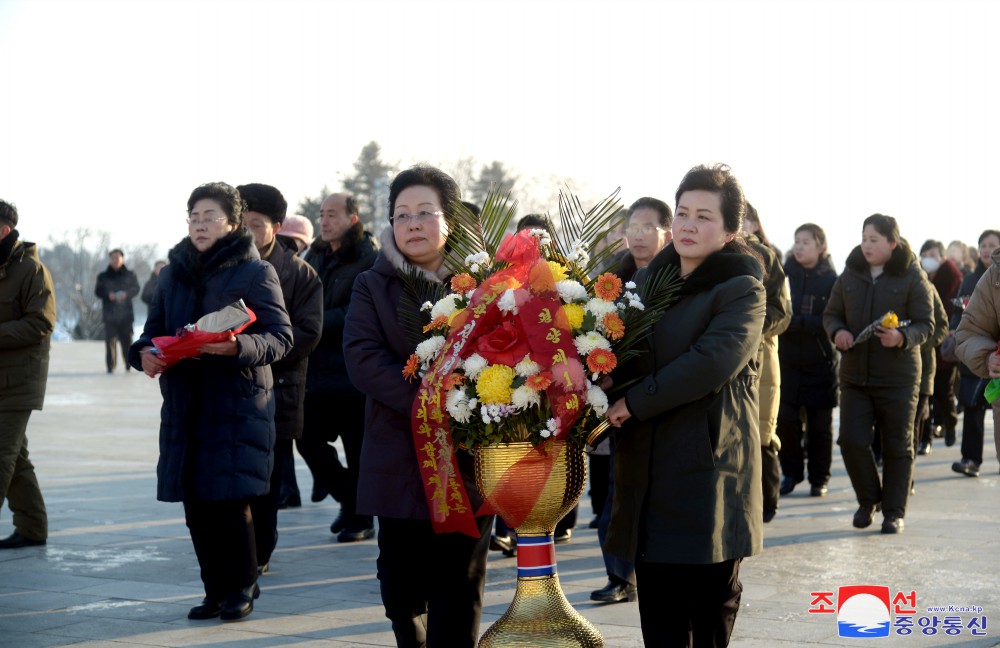 위대한 수령 김일성동지와 위대한 령도자 김정일동지의 동상에 일군들과 근로자들,인민군장병들과 청소년학생들 꽃바구니 진정