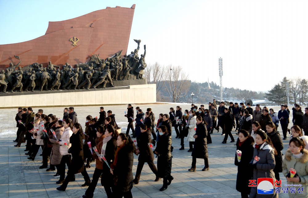 위대한 수령 김일성동지와 위대한 령도자 김정일동지의 동상에 일군들과 근로자들,인민군장병들과 청소년학생들 꽃바구니 진정