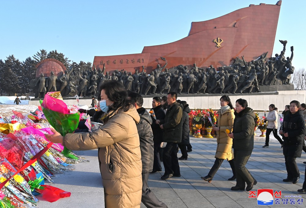 위대한 수령 김일성동지와 위대한 령도자 김정일동지의 동상에 일군들과 근로자들,인민군장병들과 청소년학생들 꽃바구니 진정