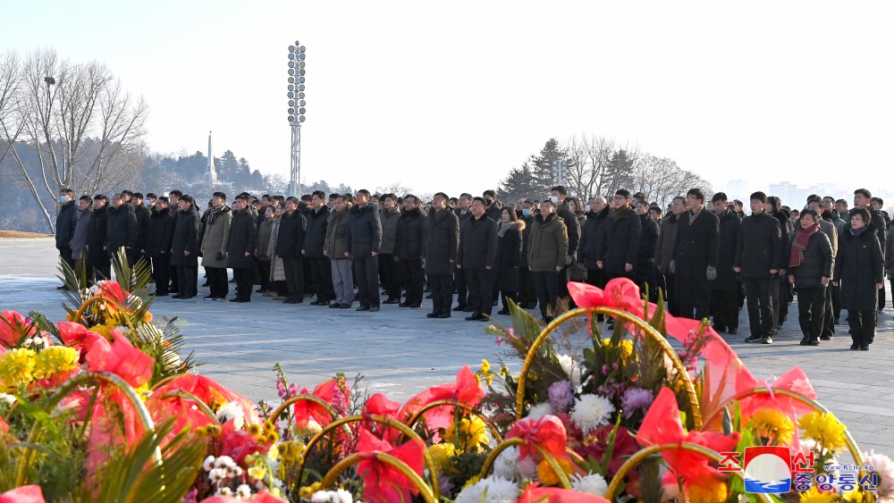 위대한 수령 김일성동지와 위대한 령도자 김정일동지의 동상에 일군들과 근로자들,인민군장병들과 청소년학생들 꽃바구니 진정