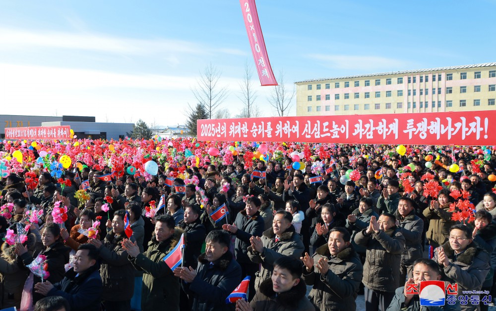 어머니당의 손길아래 나날이 꽃펴나는 인민의 리상