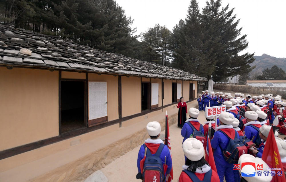 전국학생소년들의 광복의 천리길답사행군대 강계 도착,포평을 향해 행군