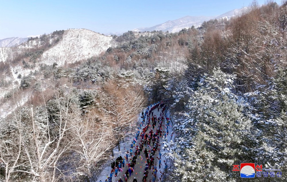 全国児童・生徒の解放の千里の道踏査行軍隊が江界着、葡坪へ