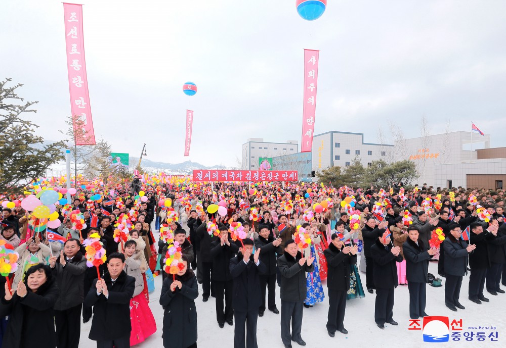 복받은 인민의 웃음으로 더욱 밝아진 동해북변