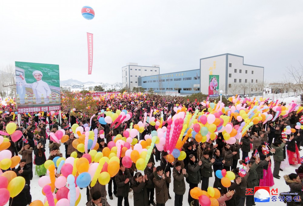 복받은 인민의 웃음으로 더욱 밝아진 동해북변