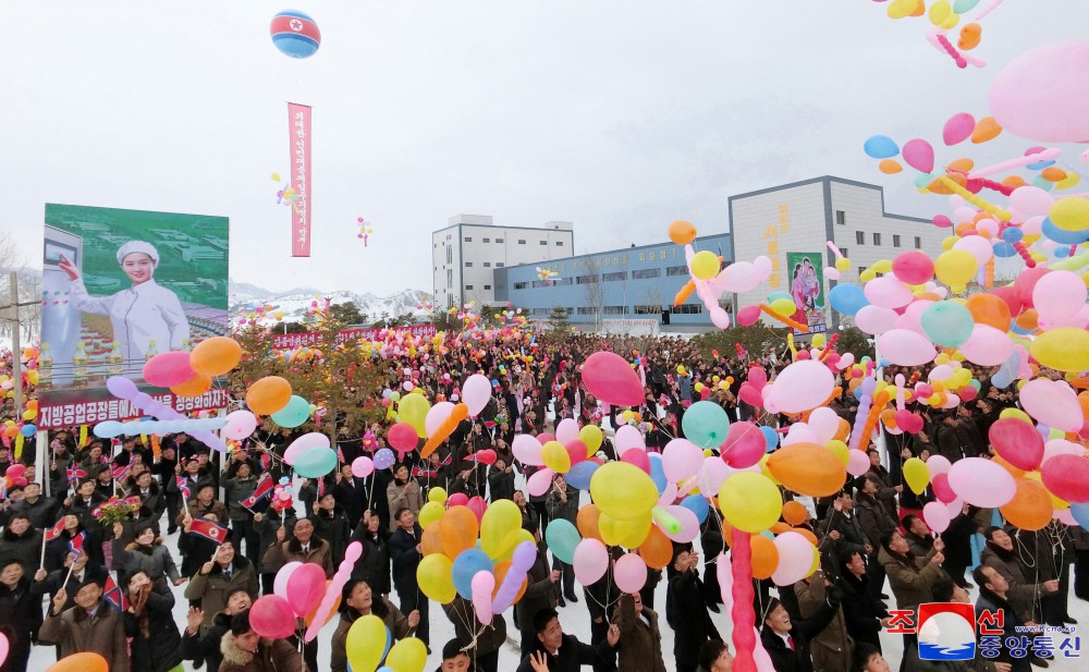 복받은 인민의 웃음으로 더욱 밝아진 동해북변