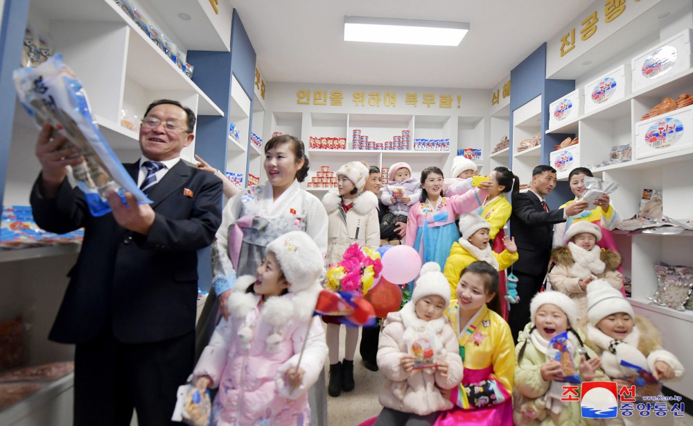 복받은 인민의 웃음으로 더욱 밝아진 동해북변