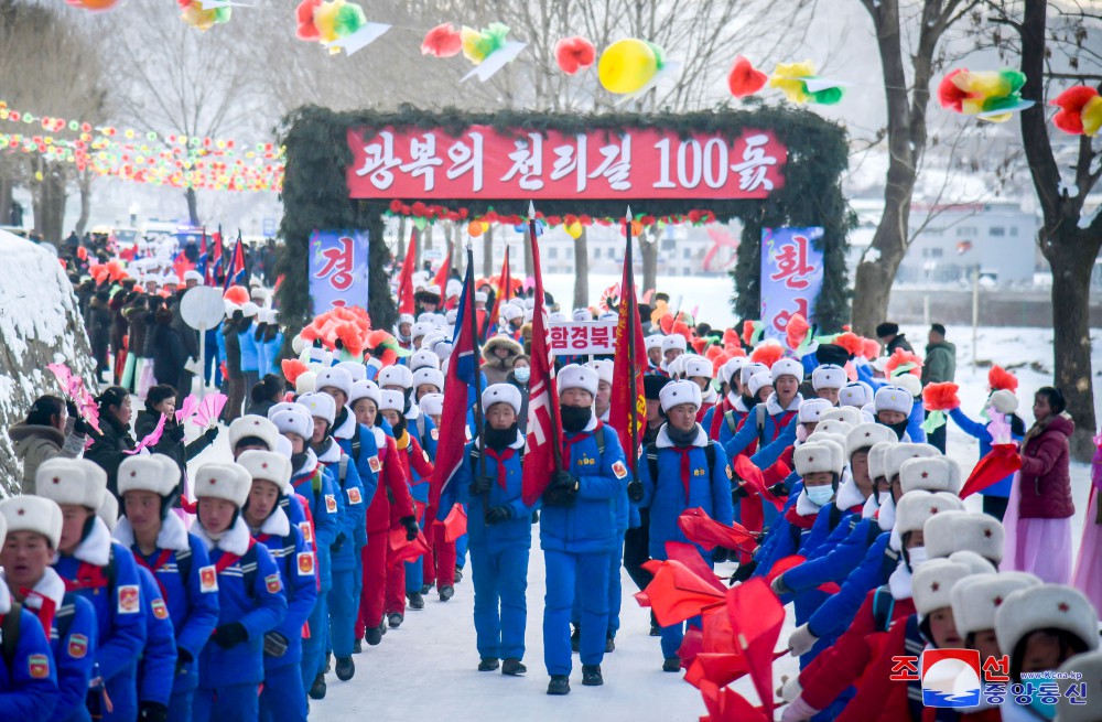 전국학생소년들의 광복의 천리길답사행군대 포평 도착