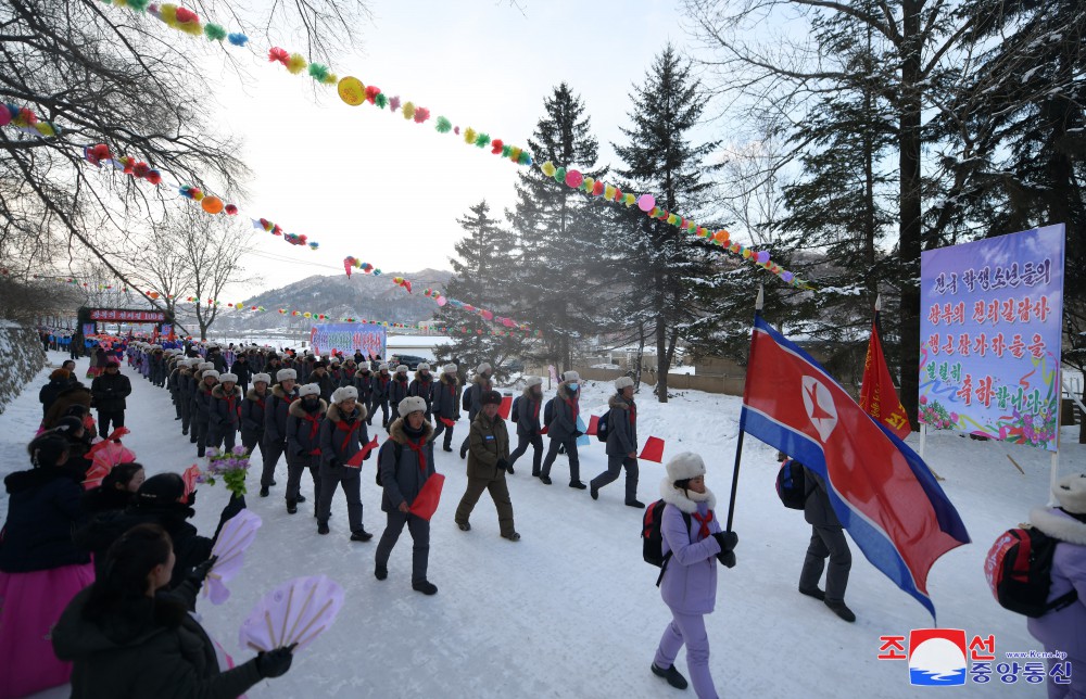 전국학생소년들의 광복의 천리길답사행군대 포평 도착