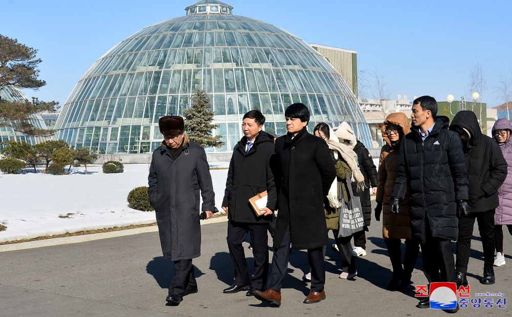 윁남대사관 성원들 강동종합온실농장 참관