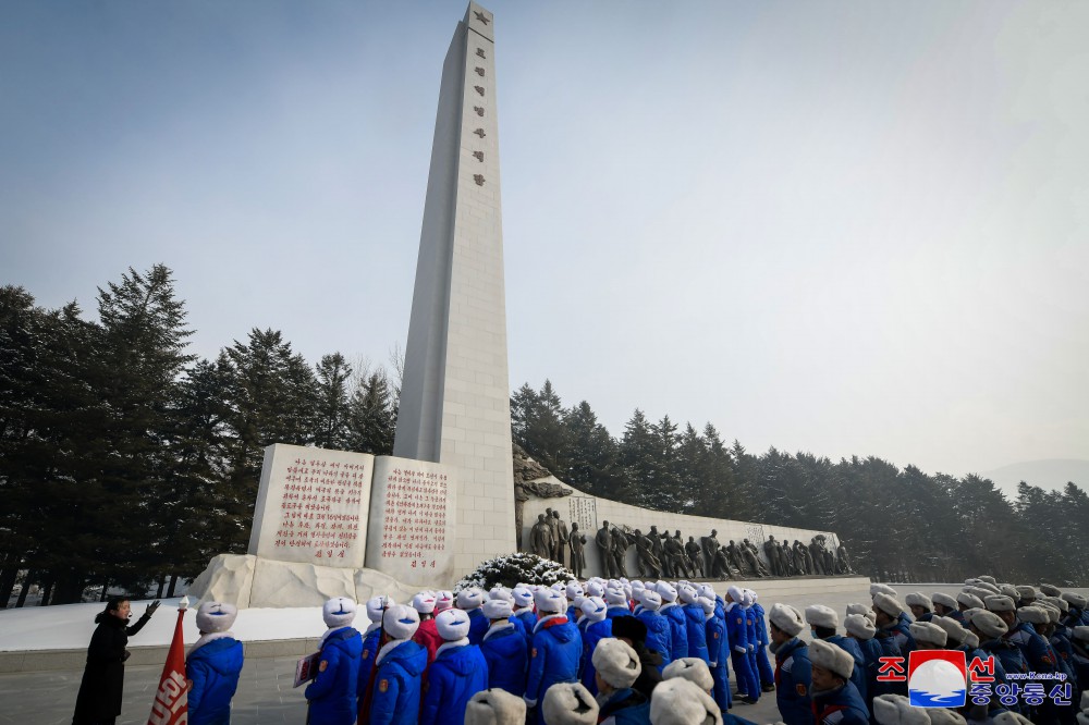 전국학생소년들의 광복의 천리길답사행군 참가자들 포평혁명사적지 참관