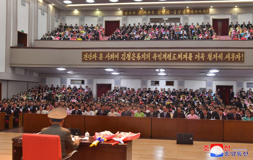 근로단체들에서 공화국영웅,전쟁로병과의 상봉모임 진행