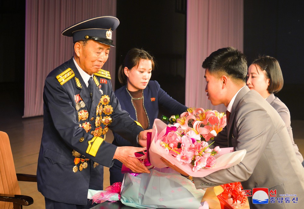 근로단체들에서 공화국영웅,전쟁로병과의 상봉모임 진행