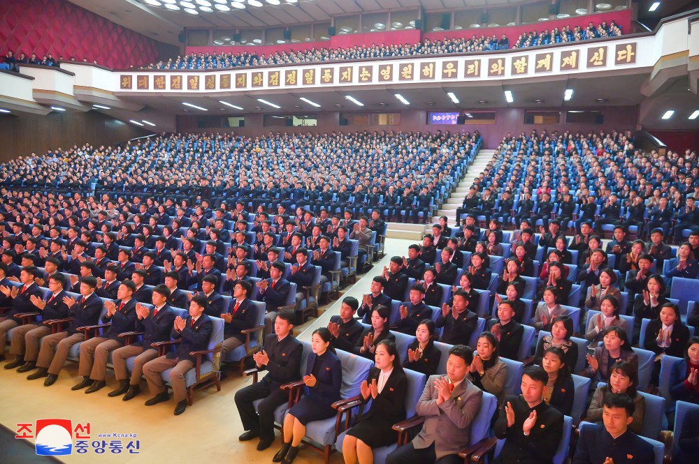 근로단체들에서 공화국영웅,전쟁로병과의 상봉모임 진행