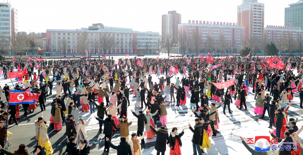 Jóvenes y estudiantes festejan con bailes el 8 de febrero