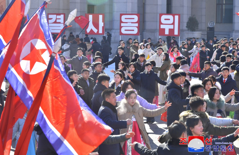 조선인민군창건 77돐경축 청년학생들의 무도회 진행