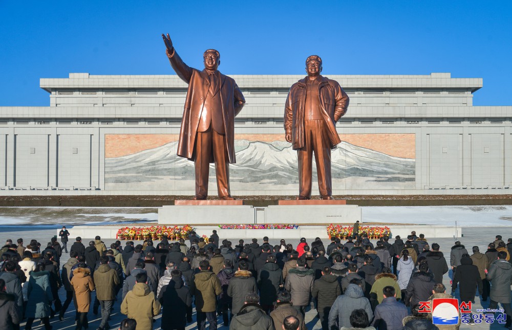 위대한 수령 김일성동지와 위대한 령도자 김정일동지의 동상에 일군들과 인민군장병들,근로자들,청소년학생들 꽃바구니 진정