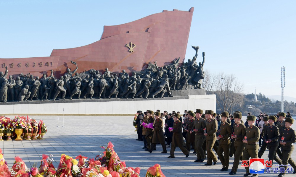 위대한 수령 김일성동지와 위대한 령도자 김정일동지의 동상에 일군들과 인민군장병들,근로자들,청소년학생들 꽃바구니 진정