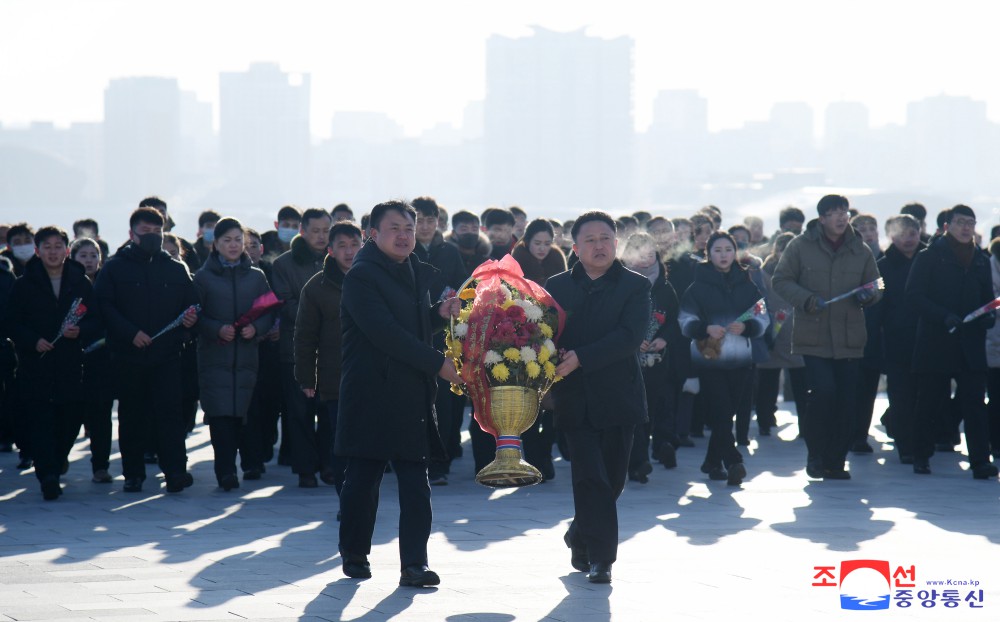 위대한 수령 김일성동지와 위대한 령도자 김정일동지의 동상에 일군들과 인민군장병들,근로자들,청소년학생들 꽃바구니 진정