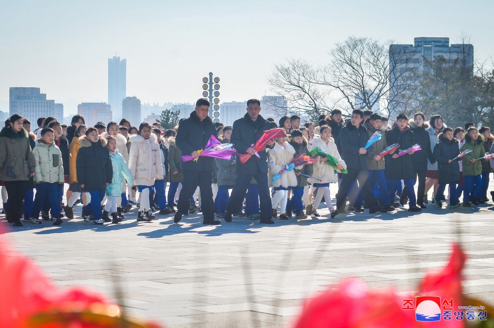 위대한 수령 김일성동지와 위대한 령도자 김정일동지의 동상에 일군들과 인민군장병들,근로자들,청소년학생들 꽃바구니 진정