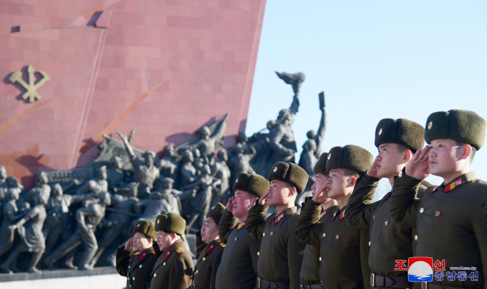 위대한 수령 김일성동지와 위대한 령도자 김정일동지의 동상에 일군들과 인민군장병들,근로자들,청소년학생들 꽃바구니 진정