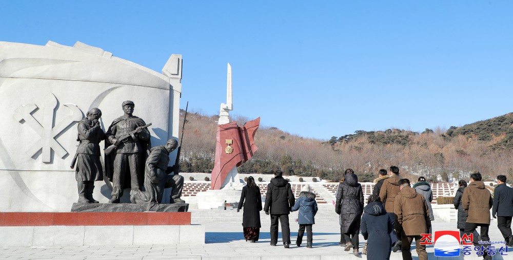 朝鮮人民軍創建７７周年を意義深く祝う  各地