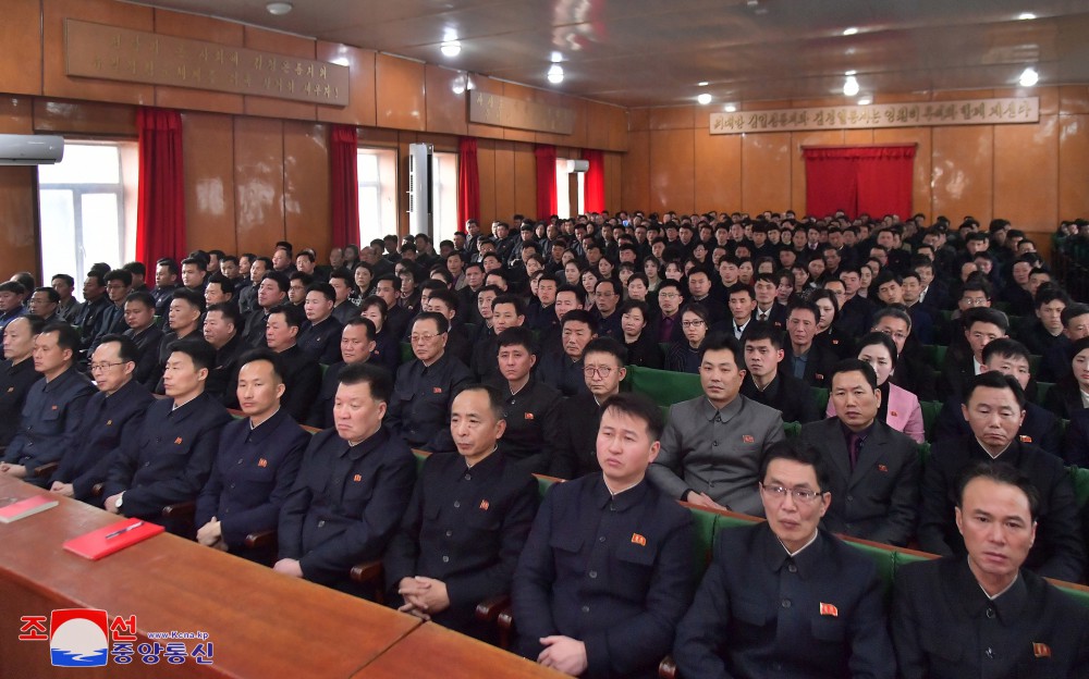 경애하는 김정은동지께서 지방발전,지방변혁의 새시대를 열어놓으신 업적을 체득하기 위한 사회과학부문 연구토론회 진행