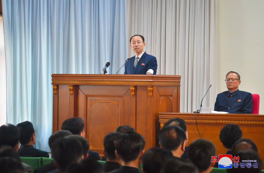 경애하는 김정은동지께서 지방발전,지방변혁의 새시대를 열어놓으신 업적을 체득하기 위한 사회과학부문 연구토론회 진행