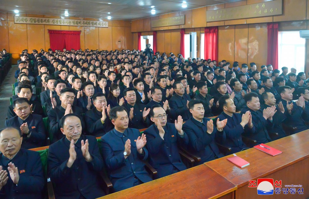 경애하는 김정은동지께서 지방발전,지방변혁의 새시대를 열어놓으신 업적을 체득하기 위한 사회과학부문 연구토론회 진행