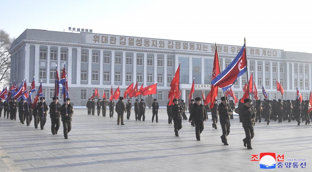 전국청년동맹일군들의 백두산지구 혁명전적지 답사행군 출발모임 진행