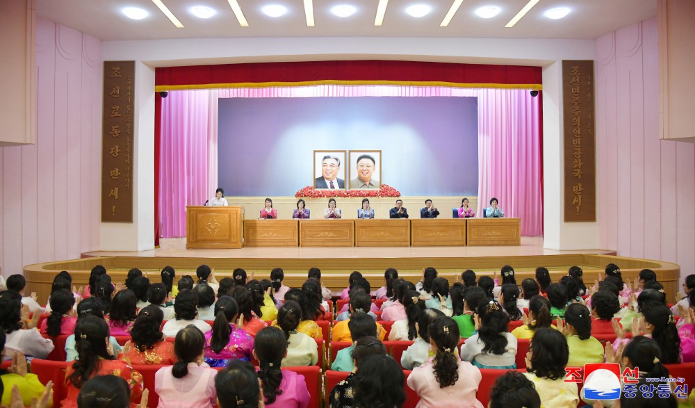 女性同盟の活動家と同盟員の慶祝集会