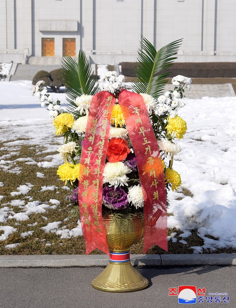 Floral Baskets to Statues of Great Leaders from Foreigners and Overseas Compatriots