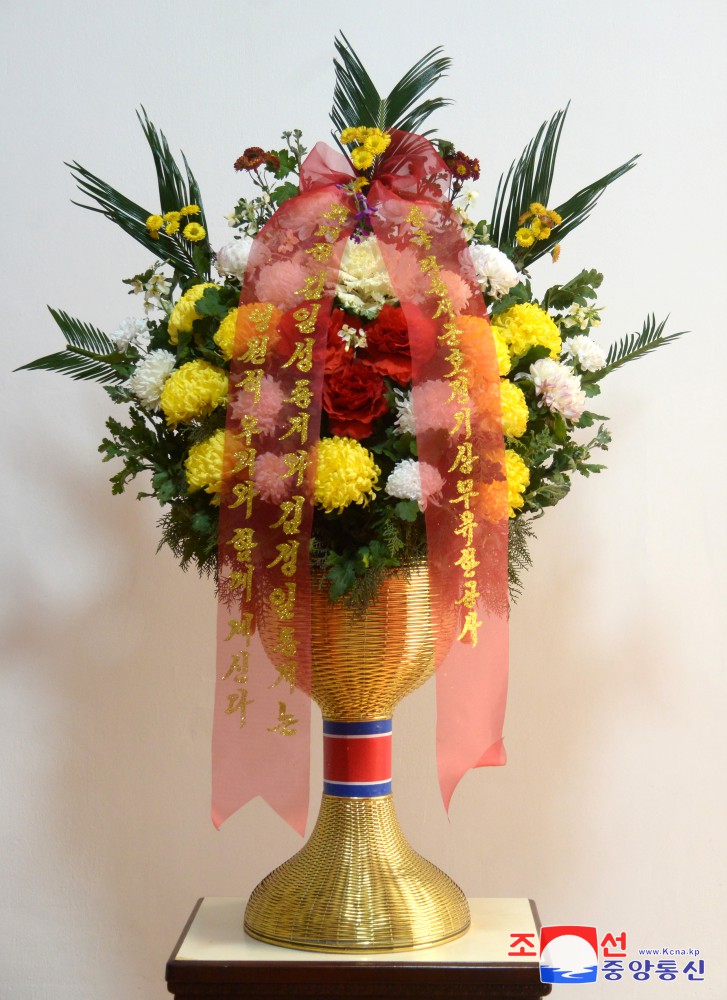 Floral Baskets to Statues of Great Leaders from Foreigners and Overseas Compatriots