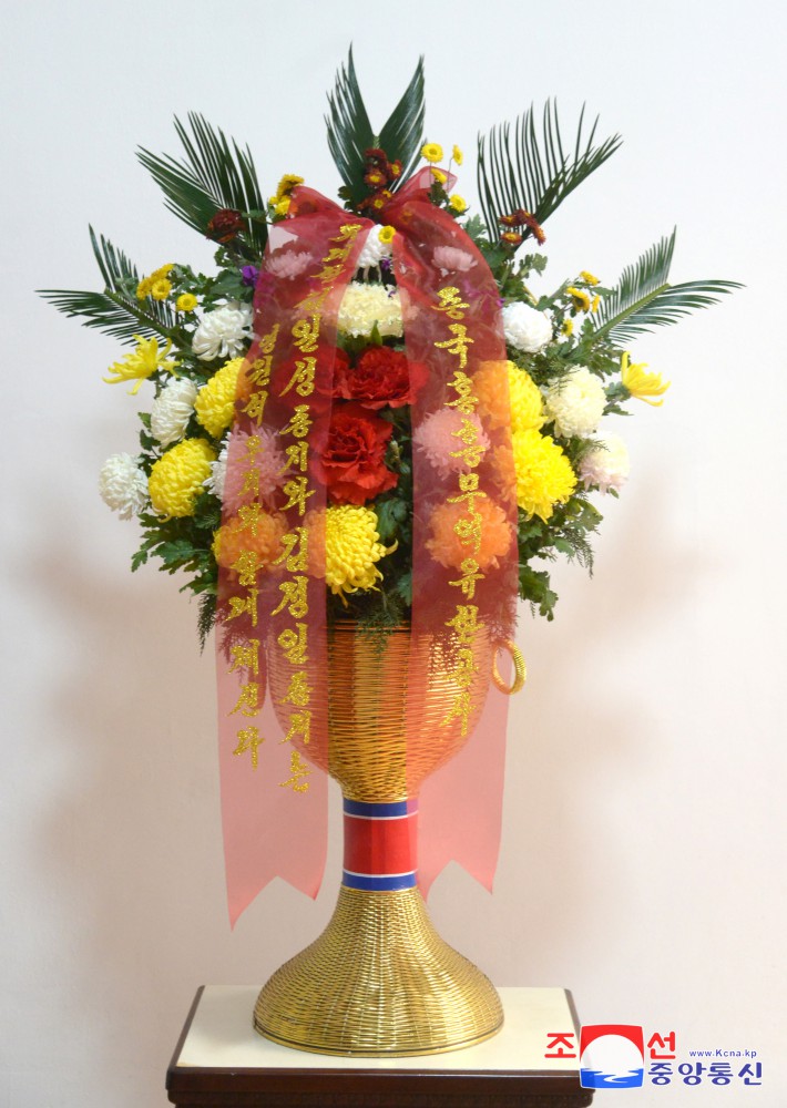 Floral Baskets to Statues of Great Leaders from Foreigners and Overseas Compatriots