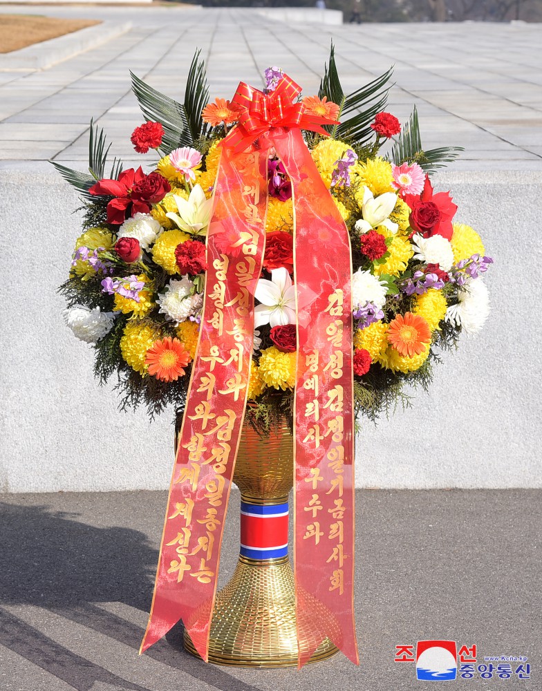 Floral Baskets to Statues of Great Leaders from Foreigners and Overseas Compatriots